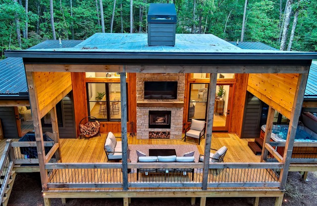 NEW Modern Cabin! 2 King suites, hot tub, fire-pit and 2 fireplaces!