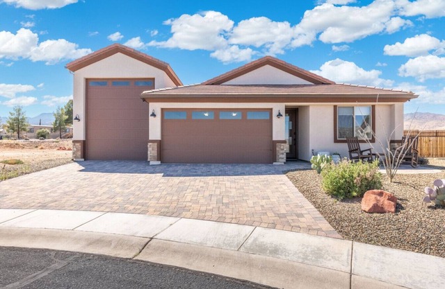 NEW! Modern Comfort in the Heart of Verde Valley