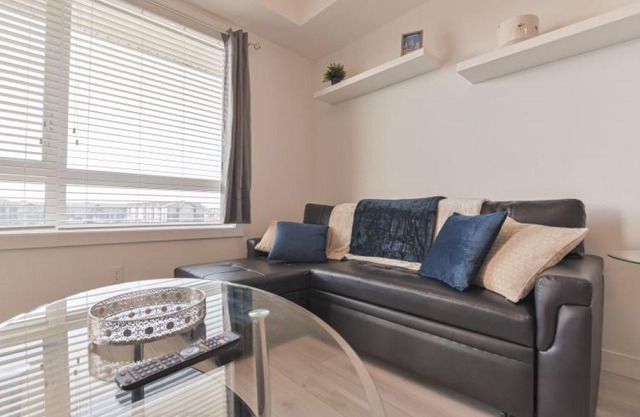 ⭐️NEW Modern Condo⭐️FREE Parking⭐️10 Min To Airport⭐️