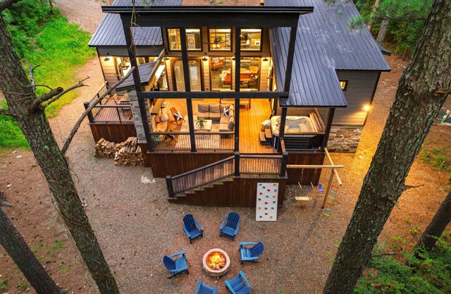 New! Modern Farmhouse w/ Jacuzzi, BBQ, Arcade!