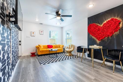 New Modern Gem, Private Master Bedroom, Pet Friendly, Minutes away from Downtown Houston