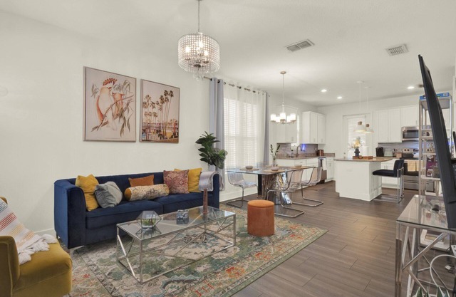 New! Modern Home - 4 Beds 2.5 Baths - 5 minutes from Downtown