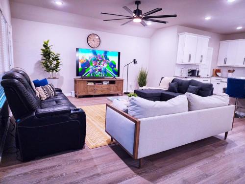 New Modern Home, Game Room, Gym, 6 beds, Fast Wifi