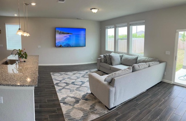 Luxurious Modern Home minutes away from the lake!