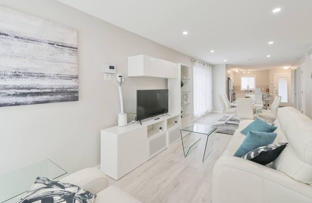 NEW MODERN Home with AC. KING bed. 10 min to Airport