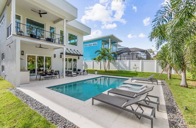 New modern home with salt water heated pool located minutes from SiestaKey Beach