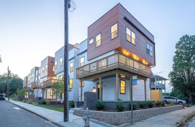 NUEVA casa moderna con cubierta de techo del horizonte de Atlanta