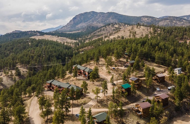 NEW Modern Mtn Chalet; hidden gem that is walkable to town!