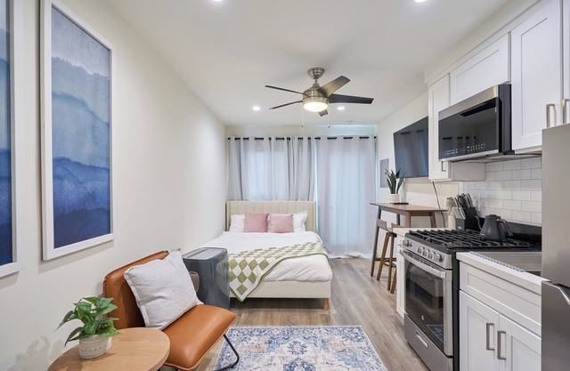 NEW! Modern Studio w/ Pool 5 mins from LAX & Beach- Monthly Stay Discount