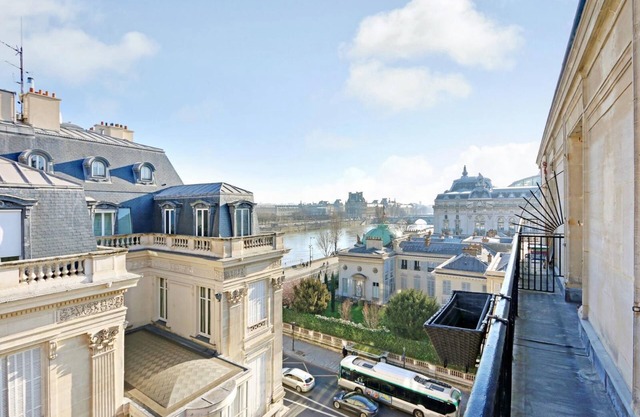 NEW Modern & stylish apt w/stunning Seine views!