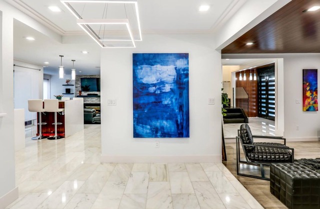 ¡NUEVO hogar moderno de la isla con una línea de costa!