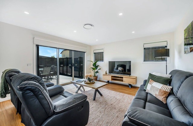NEW Modern Villa, 2 Bed/Bath-10min Airport/CBD.