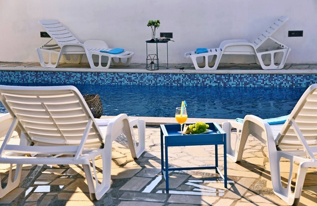 Nueva villa moderna con piscina, a 900 metros de la playa con excelentes vistas al mar.