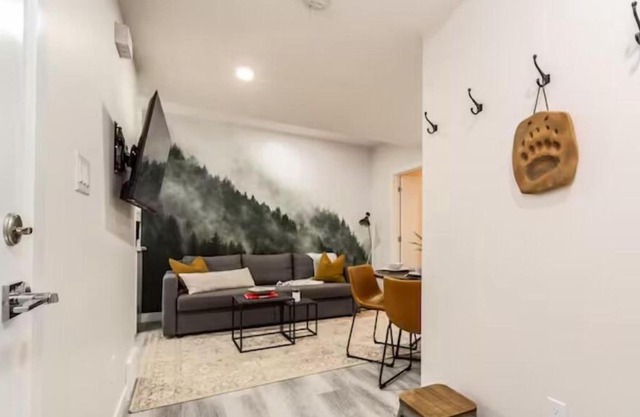 NEW - Mountain Chic Escape - Whyte Ave - Netflix - Clean!