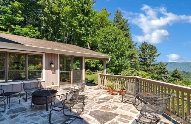 NEW! Mountain Views, spacious vacation home