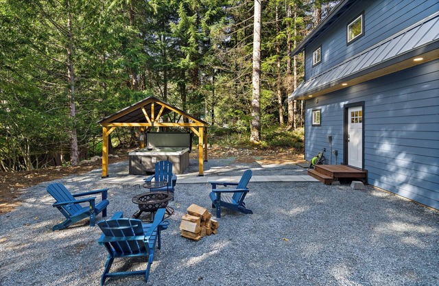 New Mt. Rainier Cabin-Hot Tub-WiFi-Fireplace