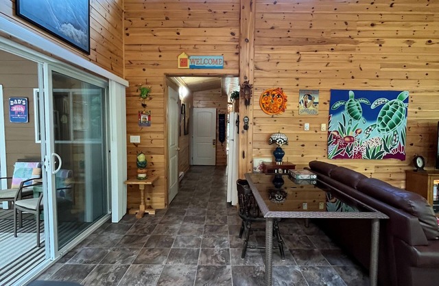 NEW NIRVANA RENTALS LISITING* Victoria Beach with a Hottub awaits. Booking 2026