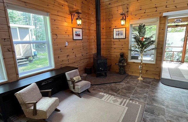 NEW NIRVANA RENTALS LISITING* Victoria Beach with a Hottub awaits. Booking 2026