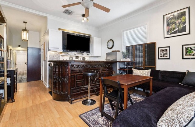New Oak St by River, Streetcar, shops & more!