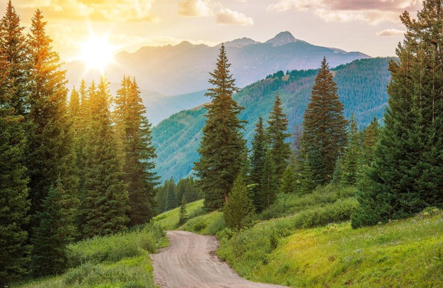 New! On Eagle River| Walk to Downtown| Skiing Less Than 30 Minutes Away