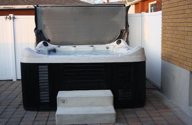 New Outdoor Hot Tub, 3 Bedrooms with Ensuite Bathrooms, Private Entrance.