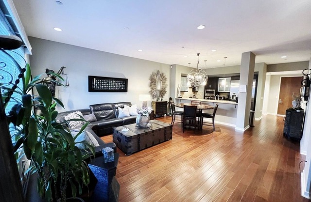 New Owner Special! Upgraded 2-bdrm condo in Irvine