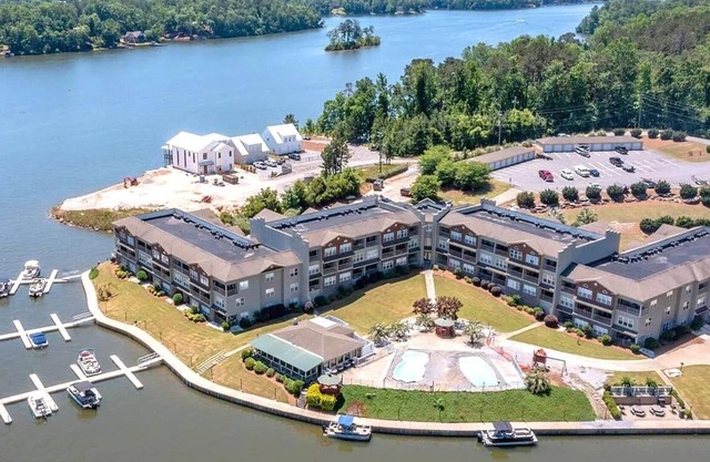 New Owners/Newly Furnished/New Paint-Lake Martin Condo on the Water in Alex City
