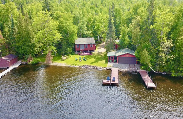 Peaceful Retreat on Frazer Bay w/2 bedrooms 1 bath, 2 docks, fits 3 boats, wifi