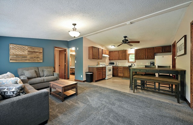 NEW!! Perfect for ATV and Snowmobiles, sleeps 6, great outdoor spaces