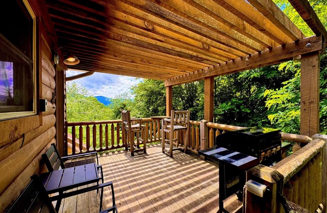 *New Pet-Friendly Getaway | Views & Fire Pit