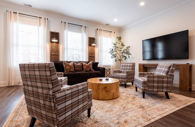 NEW Bourbon Trail, Pet Friendly, Downtown, Shops Local Dining, Fully Loaded