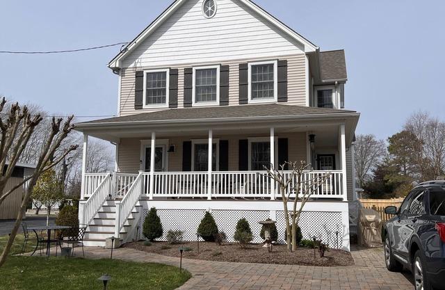 NEW! Pet Friendly with a fenced back yard!Ideal Location near Beach and Mall.