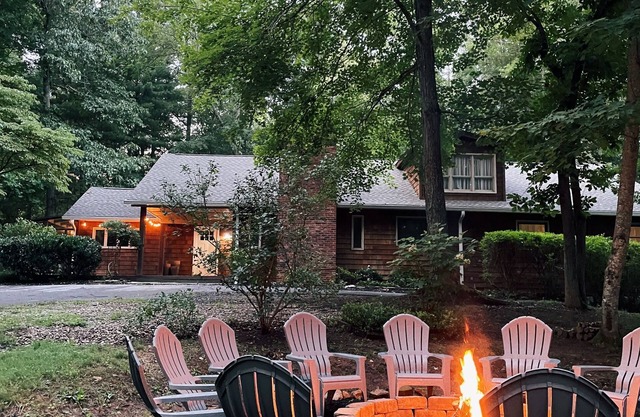 NEW - Pine Ridge Cabin - 12 min to Asheville + Hot Tub + 4 Acres + Fire Pit