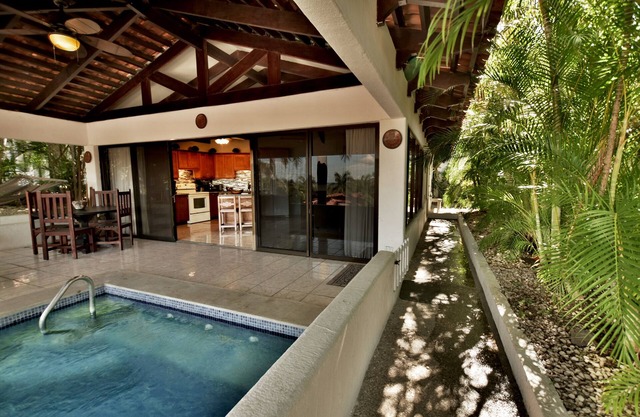 ¡NUEVA villa privada en Playa Hermosa con comodidades de resort!