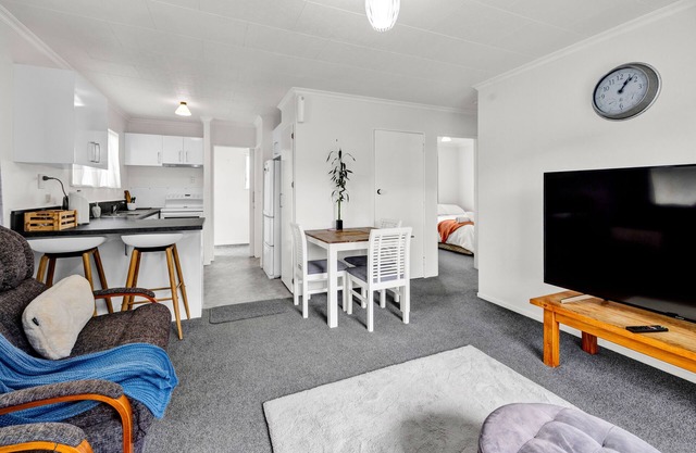 New Plymouth Unit: City, Beach, Port & Rock Nearby