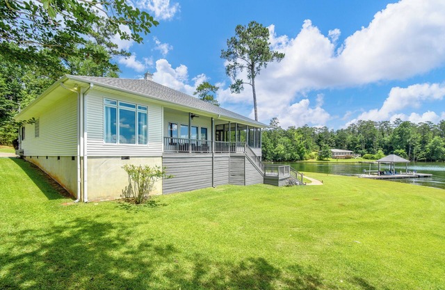 New! Point Of View at Lake Martin w/400+ ft of waterfront and sleeps 10!