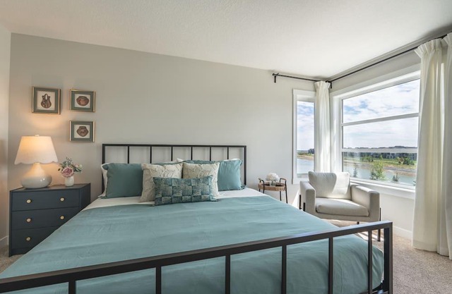 NEW! Pond View! stunning luxury stay & Central AC & Sleep 8