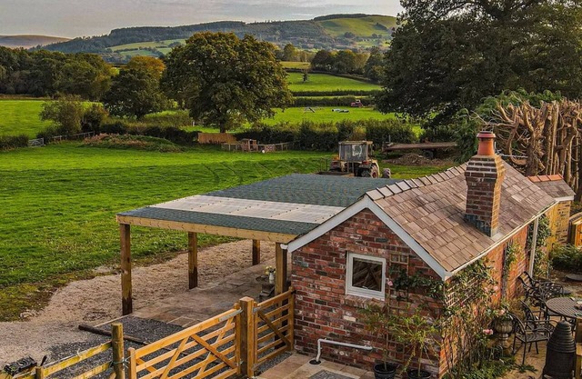 NEW-private country cottage style cabin with spectacular views and HOT TUB