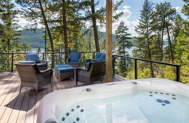 NEW private hot tub & amazing lake views