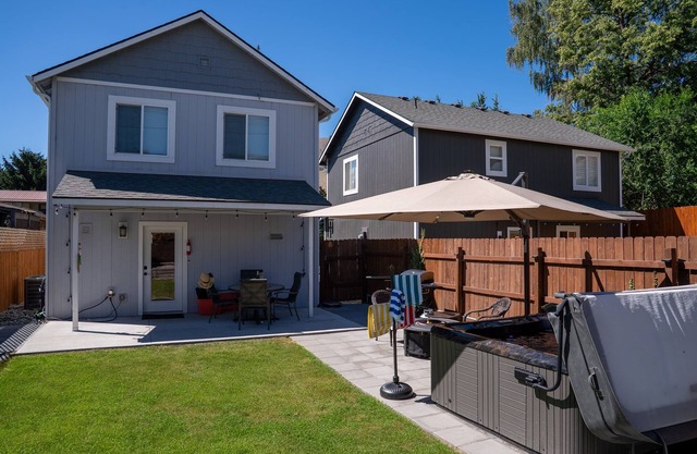 NEW! Private hot tub / Close to town / Cozy and pet friendly