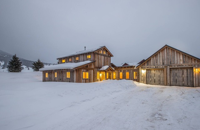 NEW! Private Hot Tub, minutes to Town Center & Big Sky Resort - Primrose Hideaway
