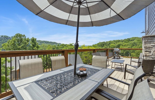 NEW PRIVATE HOT TUB! Pop's Fishing Cabin Lake Views & DISCOUNTS