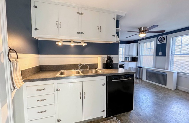 NEW - Private Patio - 1st Floor - Mins to Downtown - Hospitals - Explore NH