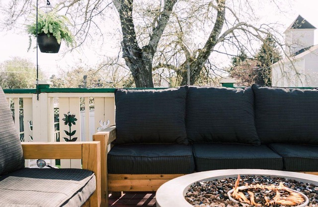 NEW Professionally Designed 3 Bed Wellington Suite w. Backyard and Hot Tub