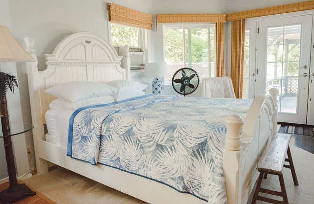 NEW! Queen w/Private Outdoor Gazebo Hot Tub Salt Water