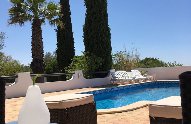 Magnífica villa de 3 dormitorios en una zona tranquila con piscina privada y vistas lejanas al mar.