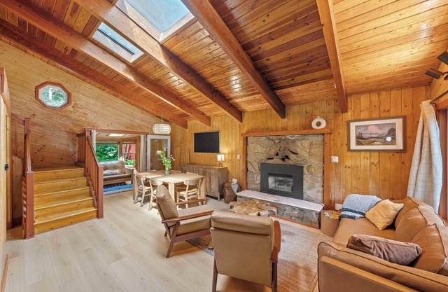 New Rainier Forest Lodge w/ Hot Tub-Fireplace-EV-WiFi