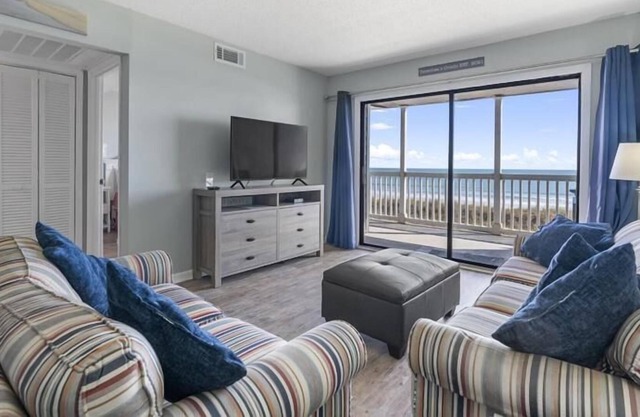 NEW Raintree Villas - Oceanfront view, one block from beach, Wifi included