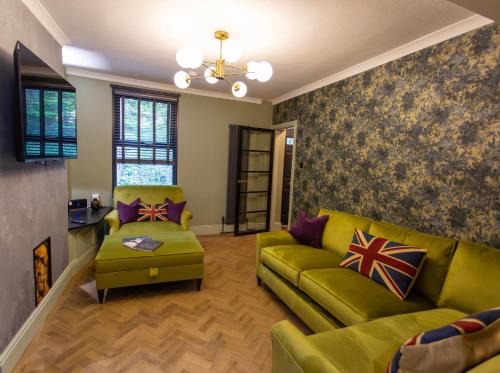 NEW Refurbished May 2025 Stylish Cottage Ashbourne Peak District Alton towers Derbyshire