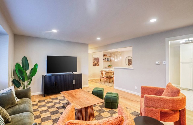 New Remodel! +5 bedroom+Game Room+Sauna+Theater